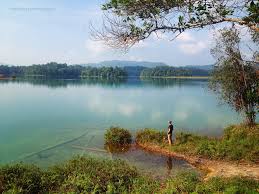 Selain memproduksi tas dan pakaian, d&g juga memproduksi sepatu. Tasik Puteri Bukit Besi Terengganu Razinruslan