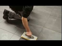 Si le carrelage a déjà été posé, il faut utiliser des produits spécifiques pour faire briller le carrelage. Nettoyage Apres Carrelage Nettoyage Pendant Le Jointoiement Youtube