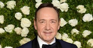 Op de radio presintearre er fan 1964 ôf oan 1964 avro's radiosjoernaal; New Sexual Assault Charges Against Actor Kevin Spacey Show Netherlands News Live