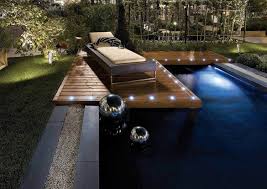 Luminaire Exterieur Led Plage De Piscine En Bois Composite Avec Des Spots A Led Et Bain De Soleil En Eclairage Terrasse Luminaire Exterieur Piscines De Luxe