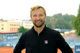 Jiří vaněk má dva dospívající syny s manželkou, někdejší tenisovou profesionálkou markétou vaňkovou (44), s níž se po osmnáctiletém vztahu rozvádí. Fotogalerie Koukejte Holky Trener Jiri Vanek Zkracuje Sve Sverenkyni Karoline Pliskove A