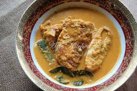 Campurkan santan, air, serai, asam gelugur dan bahan kisar di dalam periuk. Gulai Ikan Merah Padang Azie Kitchen