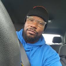 KendrickLamar reportedly had cops parked outside #Drake's house until he  left #Toronto‼️👀😳