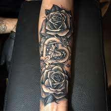 A beautiful and alternative style tattoo with a mixture of red and black roses. Arm Tattoos 18 Tattoossamoandesigns Coole Tattoos Tattoo Vorschlage Rosen Tattoo