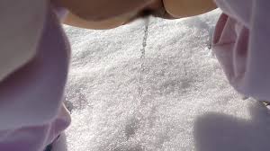 野外で雪に放尿する日本人女性。