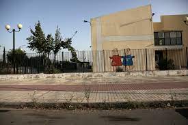 Παρά τα προβλήµατα και τα επιµέρους σηµάδια εγκατάλειψης, η περιοχή είναι γεµάτη ζωή και δυνατότητες. Deka Xronia Meta To 2004 H Zwh Kyla Allokota Stoys Dromoys Toy Olympiakoy Xwrioy