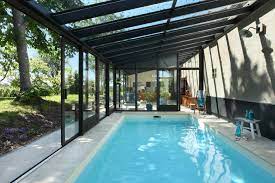 Une simple déclaration préalable de travaux peut suffire. Decoration Et Amenagement Vintage Pour Cette Veranda Veranda Piscine Piscine Interieure Cabanes De Piscine