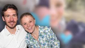 Zunächst hatte sich neureuther von der kamera abgewandt, als er versuchte seine emotionen in den griff zu bekommen. Miriam Felix Neureuther Spaziergang Mit Ihrem Kleinen Schatz Neues Foto Von Baby Leo Bunte De