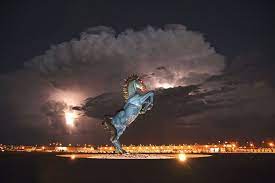 Architect behind iconic denver airport terminal: Mysterious Murals And Monuments At The Denver Airport Extraordinary Intellige Blauer Mustang Internationaler Flughafen Schone Neue Welt