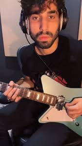 Ae feliz que essa camisa tá praticamente ESGOTADA. Faltam 3. Agora a  pergunta: Nova leva desse modelo ou NOVA COLEÇÃO? Quem ganhar ganha.  Comenta aí Design lindo por @mar.ina.souza