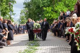 Muusikut ja endist Viljandi abilinnapead Tonio Tamrat tuli ära saatma  mitusada inimest