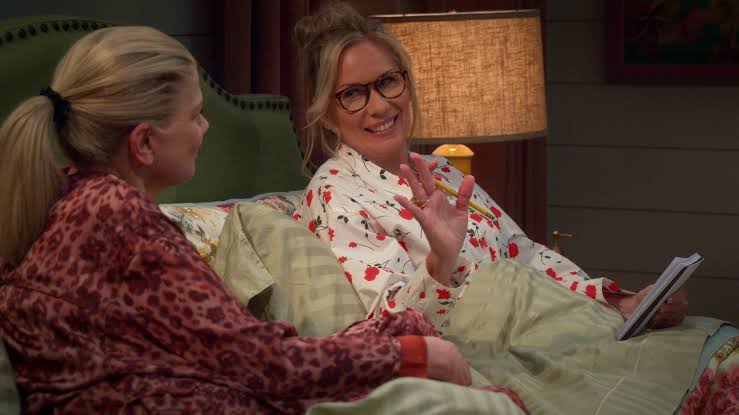 Leanne' Review: Chuck Lorre-Produced Netflix Comedy