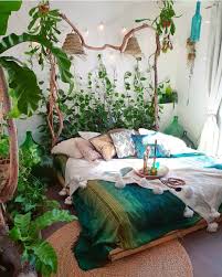 Prenez Soin De Vos Plantes D Interieur Comme Un Pro Creez Votre Jungle Chez Vous En 2020 Decor De Chambre A Coucher Boheme Deco Maison Interieur Deco Chambre Boheme