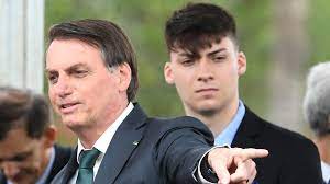 Ver más ideas sobre arctic monkeys, artics monkeys, fondo de pantalla de arctic monkeys. Hijo De Jair Bolsonaro Es Trolleado En Redes Sociales Por Compararse Con Alex Turner De Arctic Monkeys