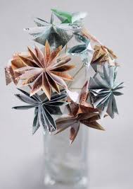 Geldscheine zu herzen, blumen, schiffchen, fischen oder schmetterlingen zu falten, ist viel einfacher, als manche denken. Geldblumen Tolle Blumen Aus Geld Fur Die Hochzeit Falten