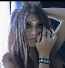 Looking for that Christmas feeling? Zoe Brush has this beautiful track —  perfect to put