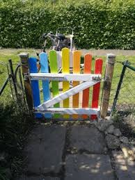 Frische Farbe Fur Das Gartentor Mein Regenbogen Tor Gartentor Garten Schrebergarten