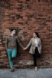 New York Engagement Photoshoot Couple In Front Of Red Brick Wall Relationshipgoals Wedding Photoshoot Poses Photo Poses For Couples Couples Photoshoot