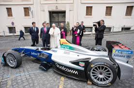 Mit viel folklore wird franziskus in bagdad empfangen. Papst Segnet Elektro Rennauto Vatican News