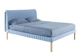 The unusual thing about this piece is its solid wood structure, and the great traditional element: Ruche Bett Von Ligne Roset Stylepark