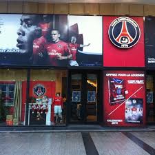 Info psg, toute l\'actualité du paris saint germain, ses matchs, le mercato, les transferts, les vidéos et photos, le forum et les avis des supporters du psg. Boutique Officielle Du Paris Saint Germain Psg Sporting Goods Shop In Champs Elysees