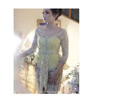 Gambar kebaya kutu baru untuk muslim di atas sangat cocok dipadukan dengan kain tenun yang memiliki tampilan mengkilap. 30 Model Kebaya Untuk Orang Gemuk Dijamin Stylish Updated 2021 Bukareview