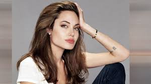 أنجلينا جولي، وهي ممثلة ومخرجة أمريكية.ظهرت لأول مرة على شاشة التلفاز عندما كانت طفلةً في الفيلم الكوميدي «البحث عن الرحيل» (1982)، مع والدها جون فويت. Ù…Ù†Ù‡Ù… Ø£Ù†Ø¬Ù„ÙŠÙ†Ø§ Ø¬ÙˆÙ„ÙŠ ØªØ¹Ø±ÙÙŠ Ø¹Ù„Ù‰ Ø§Ù„Ø­ÙŠÙ„ Ø§Ù„ØªÙ‰ Ø§Ø³ØªØ®Ø¯Ù…Ù‡Ø§ Ø§Ù„Ù…Ø´Ø§Ù‡ÙŠØ± Ù„Ø¥Ø®ÙØ§Ø¡ Ø¹ÙŠÙˆØ¨ Ø¬Ø³Ù…Ù‡Ù… Ø§Ù„ÙˆÙØ¯