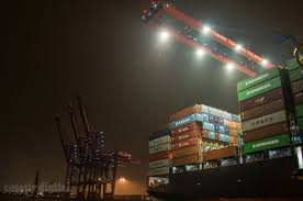 Hafen In Hamburg Bei Nacht Mit Einem Containerschiff Und Loschkranen Containerschiff Hamburg Hamburg Bei Nacht