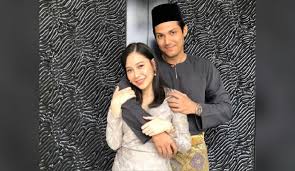 Pelakon farah nabilah selamat bergelar isteri kepada seorang juruterbang iaitu mohammed amirul yunus, 28, dengan sekali lafaz di royale farah atau nama sebenarnya farah nabilah saipuddin, 27, dan mohammed amirul dinikahkan oleh bapanya, datuk saipuddin ahmad sambil disaksikan. Farah Nabilah Rindu Berlakon