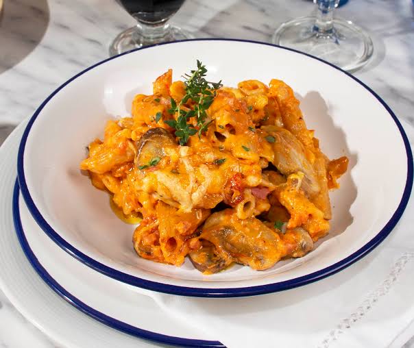 Macarrones gratinados con jamón y chorizo