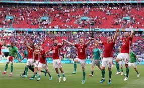 Il ct dell'ungheria, il piemontese marco rossi, esulta ma su instagram, con la pubblicazione di un post eloquente dopo che la 'sua' nazionale ha ottenuto il pass per la fase finale di euro 2020, che si disputerà l'anno prossimo. A0losrsevsjmtm