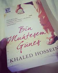 Bir ülkede şartlar ne olursa olsun, rejim ne olursa olsun,neyle yönetilirse yönetilsin her durumun bedelini kadınların en acı şekilde ödediğinin belgesi. Bin Muhtesem Gunes Khaled Hosseini