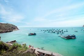 As of 2003 the district had a population of 83,352. Ly Do Táº¡i Sao Pháº£i Ä'áº¿n Phu Yen Má»™t Láº§n Trong Ä'á»i