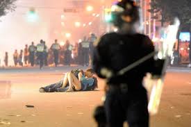 40 Of The Most Powerful Photographs Ever Taken Love Photography Iconic Photos Kissing Couples