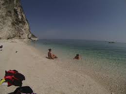 Le due sorelle sono il simbolo del mare di sirolo, alimentano leggende, il bianco dei gabbiani libera la fantasia dell' estate. Spiaggia Dei Gabbiani Picture Of Conero Wave Porto Recanati Tripadvisor
