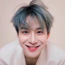 Jungwoo do NCT foi pego fumando, reizinho que foi desestressar...🐇