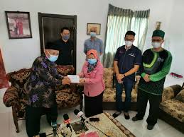 Pelakon dan penyanyi terkenal, emeelya elyana emrizal atau lebih mesra disapa elyana sedang bertarung nyawa dengan kanser limfoma tahap 4 kini. Finas Santuni Veteran Seni Sarawak