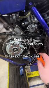 Dodnt get everything that i got done in this video but took me 20 mins to  do. Very easy oil leak fix! #cbsmallmotor #yz #dirtbike #bike #chain  #sprocket #clip #seal #countershaft #fy #fyp #fyp