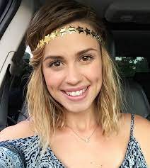 20 Hairstyles With Headbands For Casual And Festive Looks Disco Hair Headband Hairstyles Hair Styles