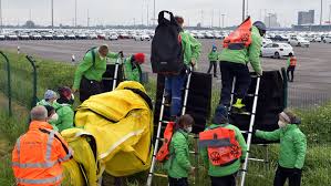 Greenpeace was founded in 1971 by a small group of concerned individuals, who set sail to amchitka island off the coast of alaska to try and stop a us nuclear weapons test. Greenpeace Klaut 1 500 Vw Schlussel Im Hafen Emden Auto Motor Und Sport