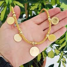 1.75 gram ağırlığa sahip olan çeyrek altın, cumhuriyet altın'ın dörtte biridir. 5 I 1 Yerde Kolye 4 Ceyrek 1 Yarim Altinli