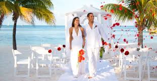 Cuando hablamos de como organizar bodas en la playa, lo primero que tienes que considerar para elegir un vestido. Bodas En La Playa Gl Asesoria Novias Y Eventos