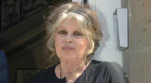 Charles III : l'un de ses proches meurt dans une humiliante posture "Entre  un lit et..."