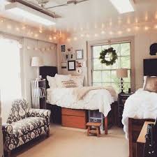Getting ready for your first year in college and have no idea where to start? 13 Easy Dorm Decorating Ideas