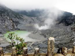 Disebutkan bahwa legenda yang ada sesuai dengan fakta geologi terciptanya danau bandung dan gunung. Dongeng Tangkuban Perahu Bahasa Sunda Masnurul