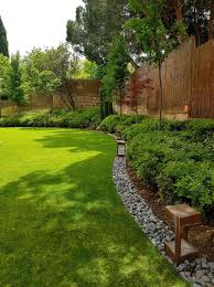 Design ideas for a small contemporary back garden in san francisco. 5 Stylish And Functional Garden Edging Ideas Freshome Com Backyard Landscaping Designs Backyard Garden Design Small Backyard Landscaping