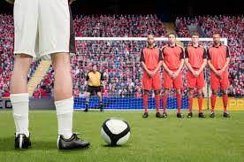 Mengumpan atau bisa juga disebut passing adalah tendangan mengoper bola ke teman se tim untuk membangun serangan guna mencetak gol. Macam Macam Tendangan Bebas Dalam Sepak Bola Yang Wajib Diketahui Olahragapedia Com
