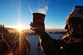 El solsticio de invierno es el momento del año en que el sol alcanza su menor altura en su recorrido aparente por la bóveda celeste. El Solsticio De Invierno En Bolivia