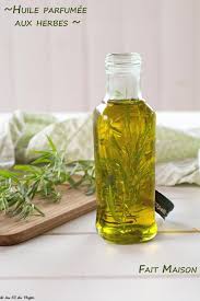 Huile Parfumee Aux Herbes Fait Maison Au Fil Du Thym Recette Huile Parfumee Huile De Thym Huile Aromatisee