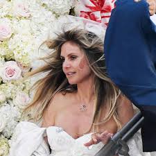 Jun 26, 2021 · klum hochzeit jetzt wissen wir auch wer heidis hochzeitskleid entworfen hat welt from img.welt.de heidi klum und tom kaulitz in cannes wieso trug sie ein brautkleid hochzeitskleid heidi klum heidi klum style modische kleider fur frauen. Heidi Klum Ihr Brautkleid Ist Von Valentino Gala De